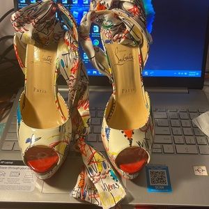 Christian Loubutin ladies Strappy peep toe pump. Multi color size (39) 9